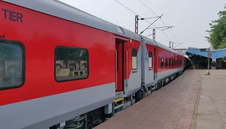 Samta Express में हाई प्रोफाइल चोरी, सोने के हार-कड़े समेत लाखों का गहना पार…..