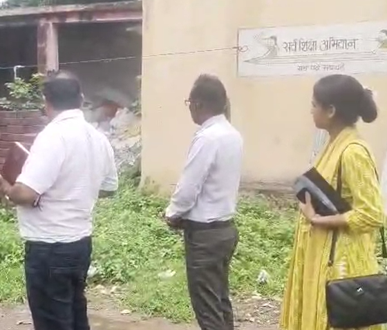 Burhanpur News : बहादरपुर के जर्जर स्कूलों का निरीक्षण, गंदगी और लापरवाही पर अधिकारियों ने जताई सख्ती