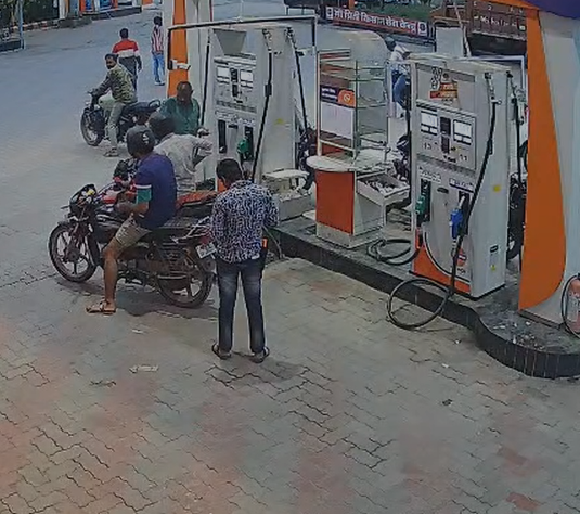 Indore News : आरोपियों ने पेट्रोल पंप पर किया हंगामा, जलती हुई माचिस की तीली पेट्रोल टैंक में फेंकने का किया प्रयास, देखें वीडियो