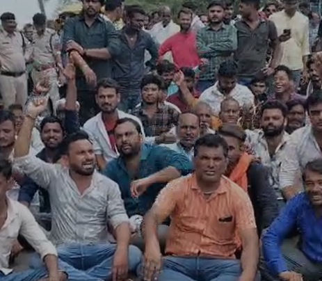 Jabalpur News : खाद्य लेने पहुंचे किसान से अभद्रता, तहसीलदार पर कागज फेंकने का आरोप; गुस्साए किसानों ने किया सड़क जाम