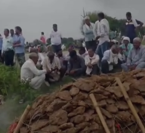 Gwalior News : मुक्तिधाम के रास्ते पर दबंगों का कब्जा: बुजुर्ग का सड़क किनारे हुआ अंतिम संस्कार, बारिश में तिरपाल तानकर दी विदाई