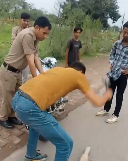 Tikamgarh News : टीकमगढ़ में पुलिस का एक्शन: बुलेट बाइकों के मॉडिफाइड साइलेंसर हथौड़े से तोड़कर की कार्रवाई, देखें वीडियो