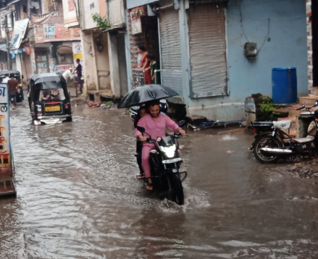 Burhanpur News : सिंधीपुरा-बुधवारा में फिर जलभराव, लाखों खर्च के बाद भी नगर निगम के दावे फेल