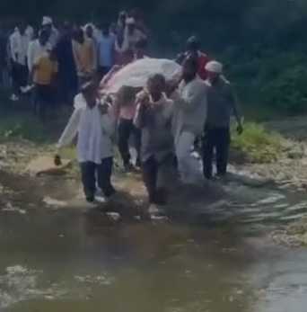 Niwari News : श्मशान घाट न होने से निवाड़ी के ग्रामीण नदी पार करने को मजबूर, अतिक्रमण हटाने की मांग तेज