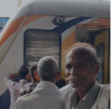 Gwalior News : रेलवे की बड़ी चूक — शराबी युवक लोको पायलट की सीट पर बैठा, यात्रियों में मचा हड़कंप, देखें वीडियो