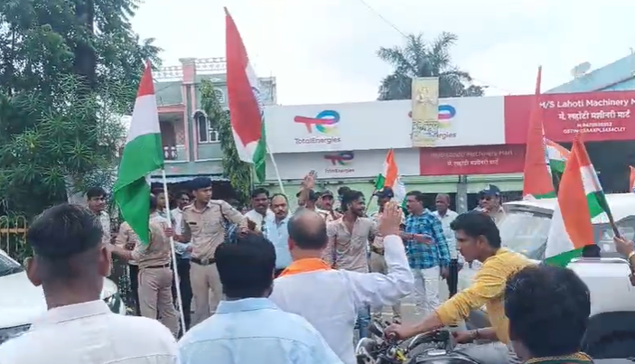 Shajapur News : तिरंगा यात्रा में परिषद कर्मचारी और युवा मोर्चा महामंत्री के बीच विवाद, वीडियो वायरल