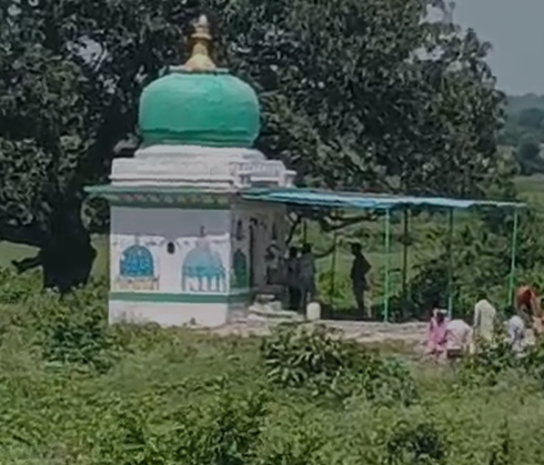 Reva News : रीवा के दरगाह में तोड़फोड़, भगवा झंडा फहराने से तनाव; पुलिस-प्रशासन ने संभाला मोर्चा