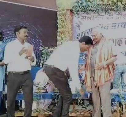 Raipur News : 45 साल बाद पुराने दोस्तों और गुरुजनों का मिला संग, यादों से सजा भव्य मिलन समारोह