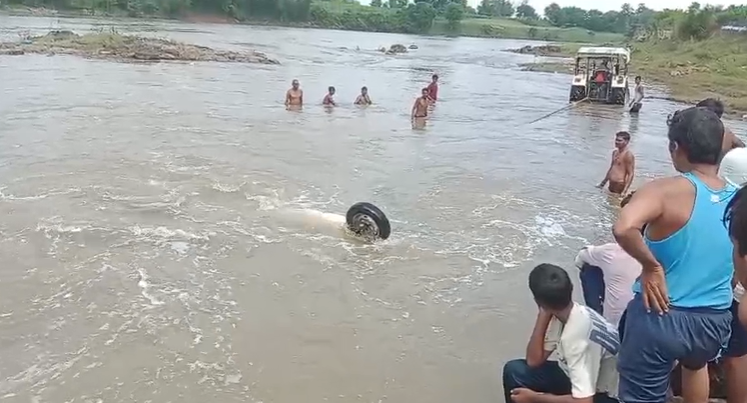 MP News : हिरन नदी पर पुल पार करते समय ऑटो बहा, ड्राइवर बाल-बाल बचा