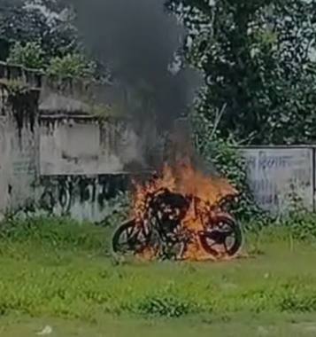 Tikamgarh Crime : अचानक लगी आग से धू-धू कर जली बाइक, बड़ागांव थाना क्षेत्र की घटना