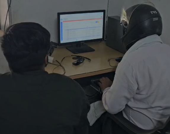 Reva News : रीवा में अनोखा नजारा: जर्जर दफ्तर की वजह से कर्मचारी हेलमेट पहनकर कर रहे काम, प्रशासन पर उठे सवाल