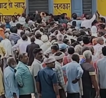 Reva News : रीवा में खाद संकट: कालाबाजारी और किल्लत से नाराज़ किसान, कलेक्टर ने अधिकारियों की ड्यूटी लगाई