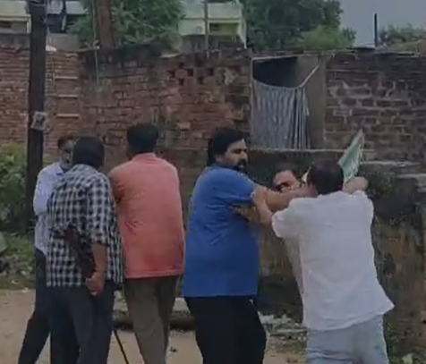 Gwalior News : रंजिश ने बढ़ाई हिंसा, दो गुटों में मारपीट और खुलेआम लहराए हथियार, वीडियो वायरल