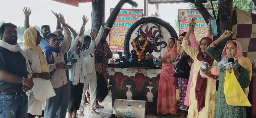 उज्जैन : शनिचरी अमावस्या पर श्रद्धालुओं ने शिप्रा में आस्था की डुबकी, श्री क्षिप्रेश्वर शनि मंदिर में विशेष पूजन