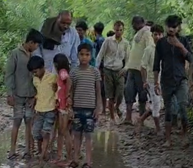 Niwari News : निवाड़ी की ‘उत्कृष्ट पंचायत’ की हकीकत: चिरपुरा गांव कीचड़ और जलभराव में डूबा, अवार्ड पर उठे सवाल