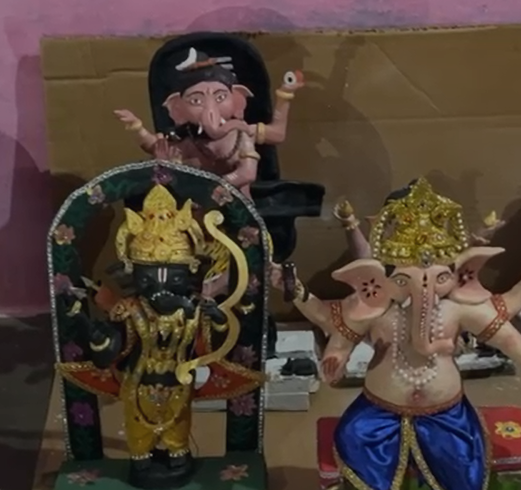 Ganesh Utsav : घर में बनी गणेश प्रतिमाएँ, लोगों को नि:शुल्क वितरित