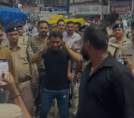 Indore News : ‘लव जिहाद’ का मामला: मुस्लिम युवक ने नाम बदलकर हिंदू युवती से किया दुष्कर्म, गिरफ्तार कर निकाला जुलूस