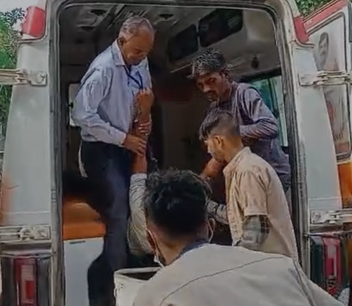 Reva Breaking : रीवा में भीषण सड़क हादसा: नाले में पलटी बस, 30 यात्री घायल