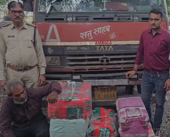 Indore Crime : द्वारकापुरी पुलिस की बड़ी कार्रवाई, परचून के ट्रक से 12 पेटी अवैध शराब जब्त