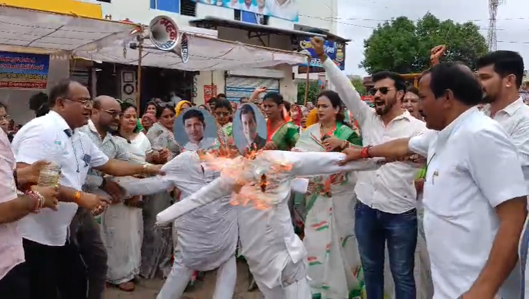 Shajapur news : कांग्रेस नेता जीतू पटवारी के बयान पर बवाल, भाजपा महिला मोर्चा ने राहुल गांधी संग किया पुतला दहन