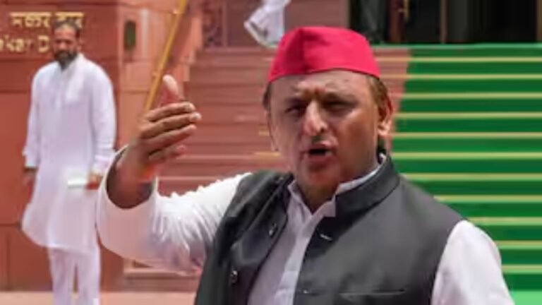 Service Voter Register : चुनाव आयोग पर लोकतंत्र बचाने की जिम्मेदारी है : अखिलेश यादव