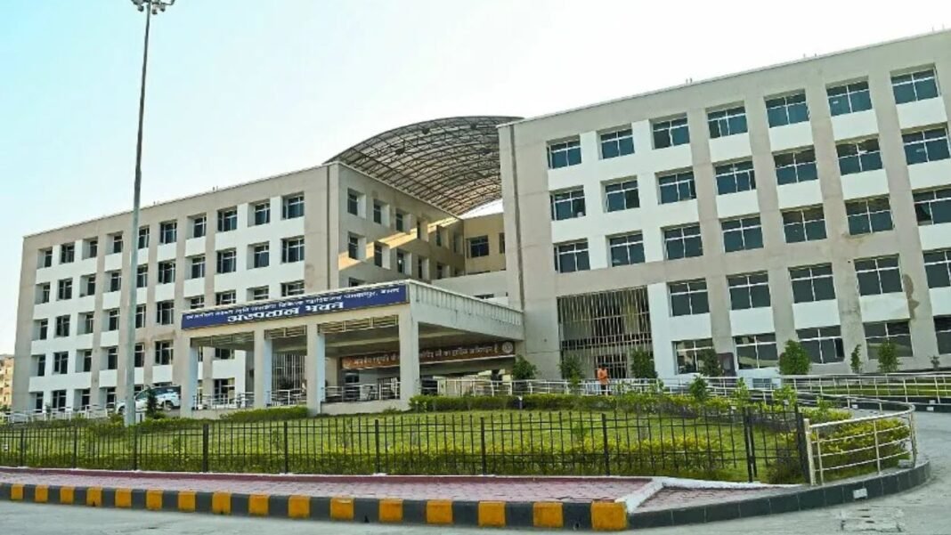 CG News : अस्पताल में नवजात बच्ची को छोड़कर भागी महिला, पुलिस तलाश में जुटी