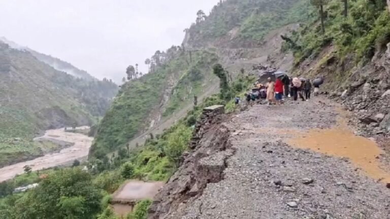 Landslide : जम्मू-कश्मीर में भारी बारिश और बाढ़ का कहर : कठुआ में 7 की मौत, बचाव कार्य जारी