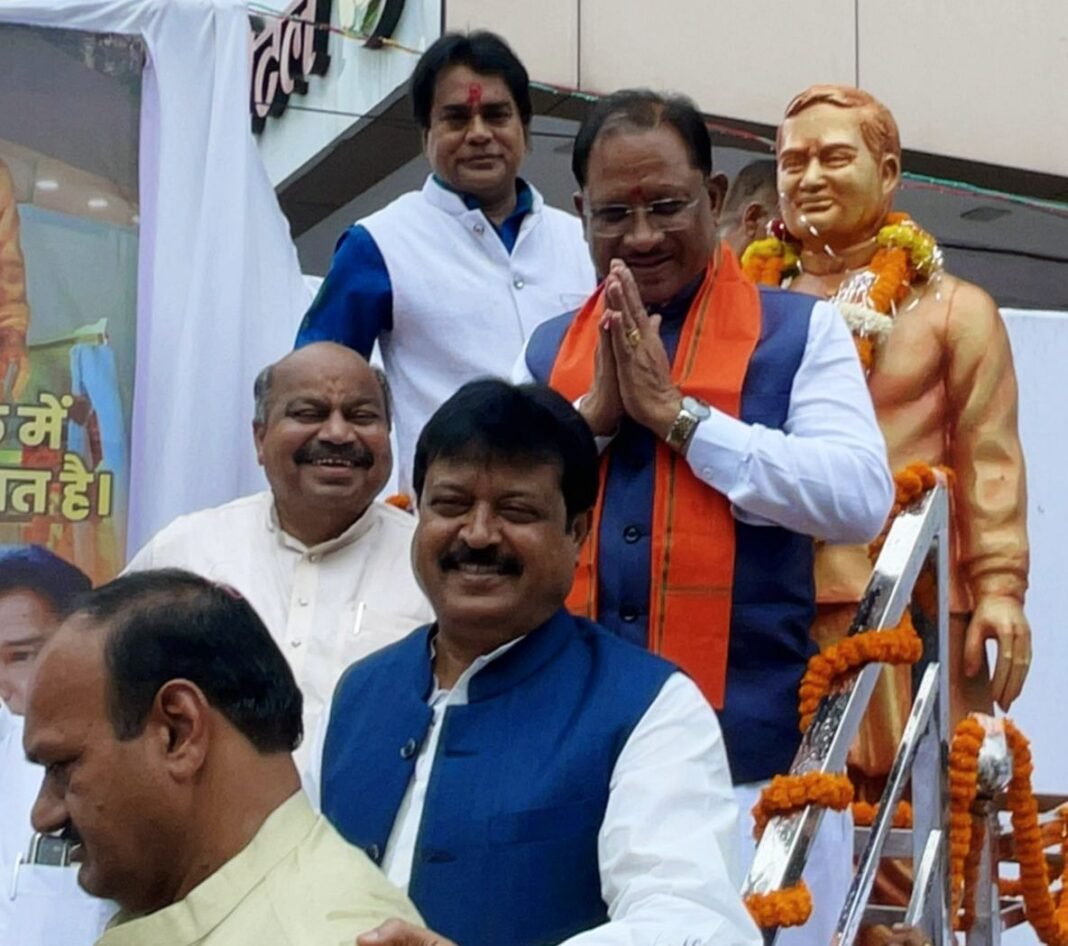 अटल चौक पहुंचे मुख्यमंत्री, पुण्यतिथि पर अटल को माल्यार्पण कर किया नमन