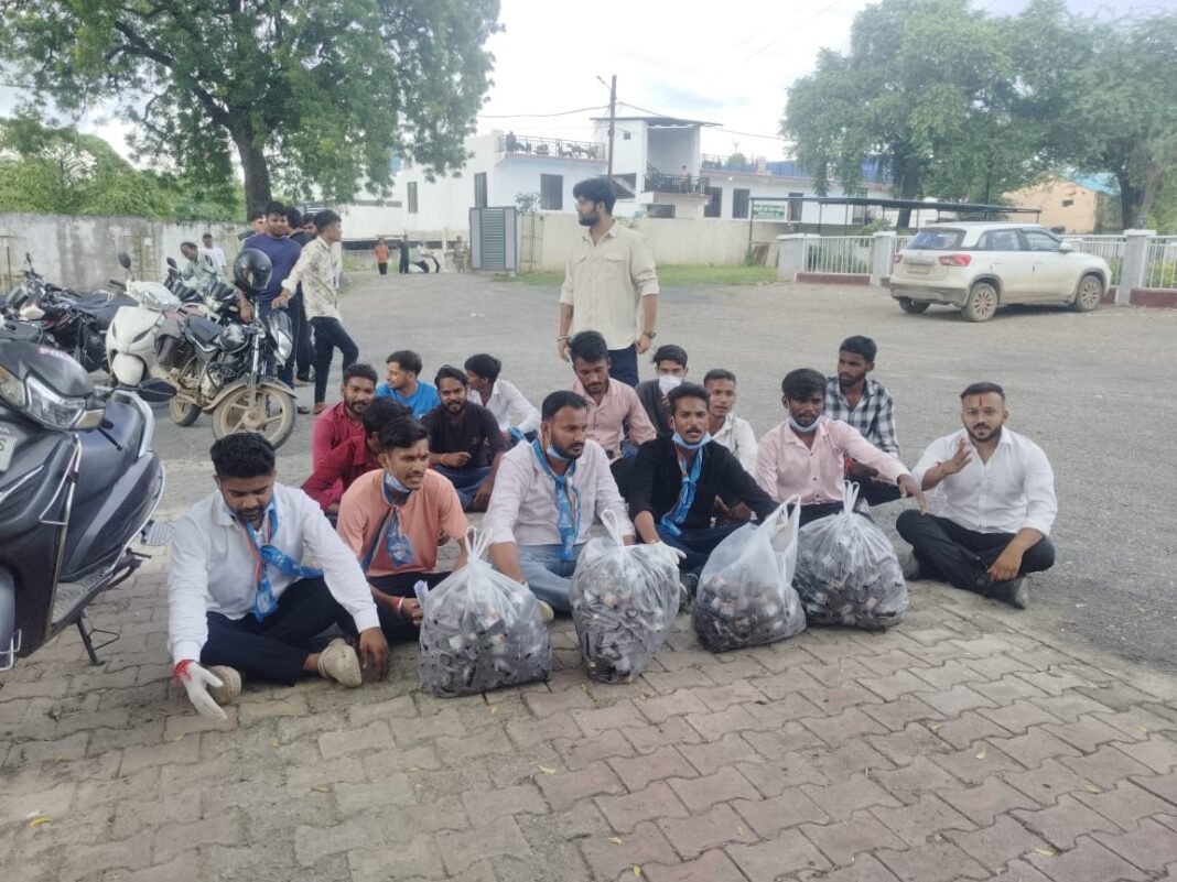 रीवा में एनएसयूआई कार्यकर्ताओं पर पुलिस लाठीचार्ज, छात्रों ने किया विरोध