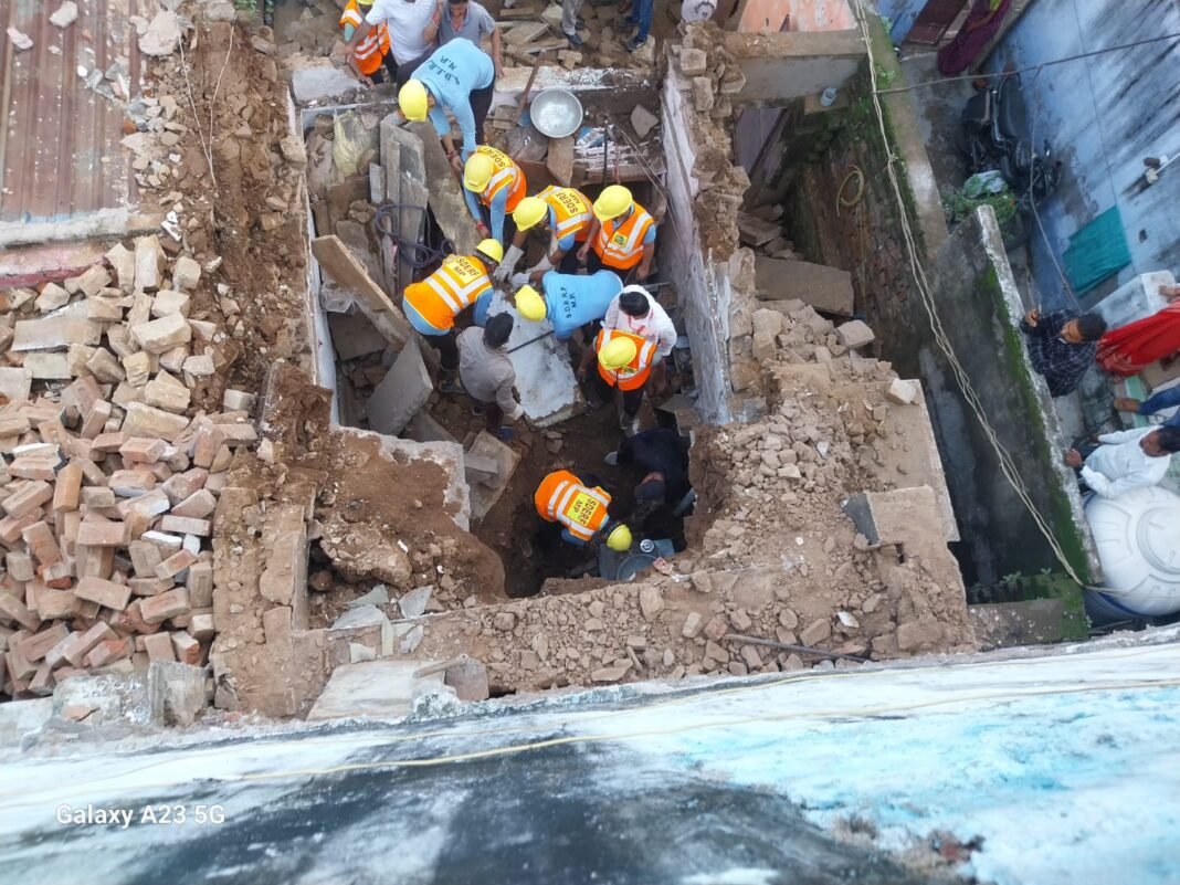 रंगयाना मुहल्ले में पुराने मकान की दीवार ढहने से मजदूर की मौत, पिता और बेटी घायल
