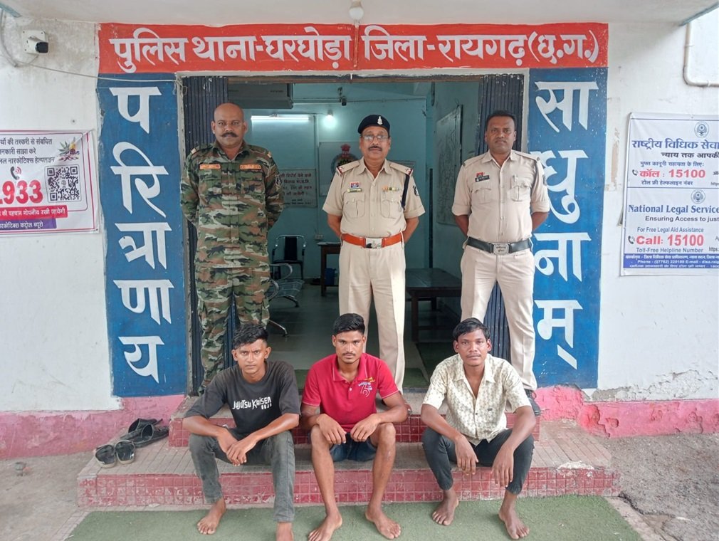 CG CRIME : पुलिस ने दो सक्रिय चोर और चोरी की संपत्ति खरीदने वाले कबाड़ी को किया गिरफ्तार, चोरी कर कबाड़ी को बेचे थे आरोपी