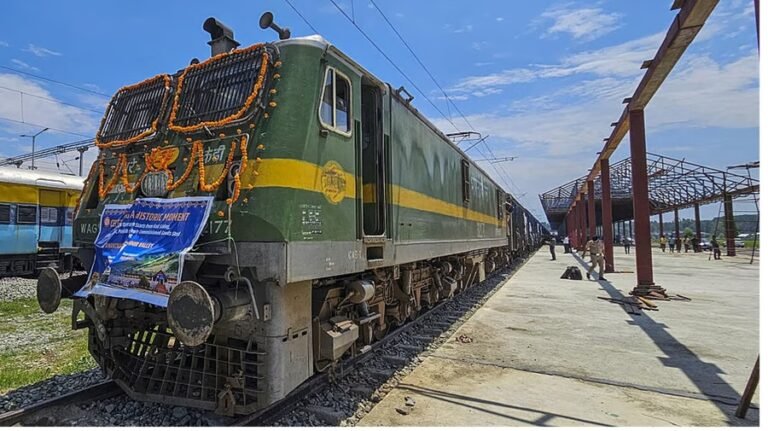 Railways in Kashmir : पहली मालगाड़ी 1400 टन सीमेंट लेकर 600 किमी का सफर 18 घंटे में पूरा