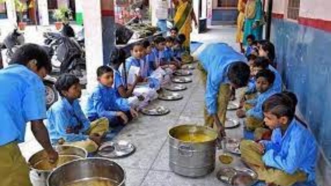 CG : 426 मासूमों की थाली में जहर, शिक्षक की करतूत से मचा हड़कंप, समय रहते बची जानें