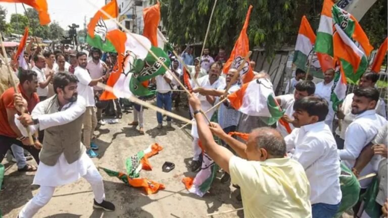 BJP performance : ‘राहुल गांधी माफी मांगें’ : दिल्ली में कांग्रेस मुख्यालय के बाहर बीजेपी का जोरदार प्रदर्शन, कई कार्यकर्ता हिरासत में