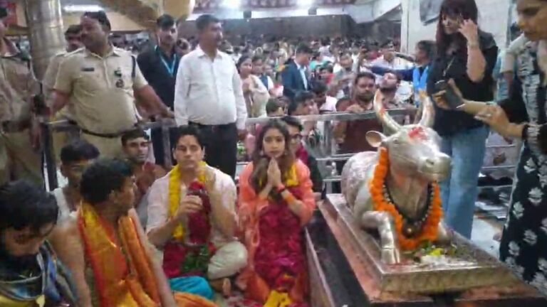 सिद्धार्थ और जान्हवी ने किया महाकाल के दर्शन, ‘परम सुंदरी’ का प्रमोशन
