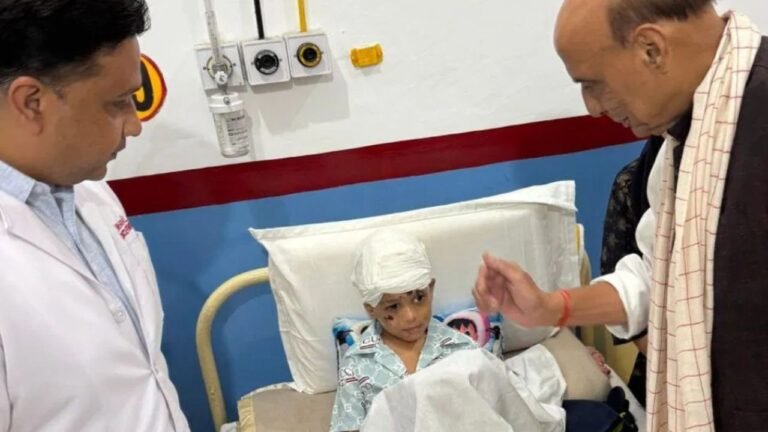 किश्तवाड़ आपदा पीड़ितों से मिले रक्षा मंत्री राजनाथ सिंह, राहत कार्यों का लिया जायजा
