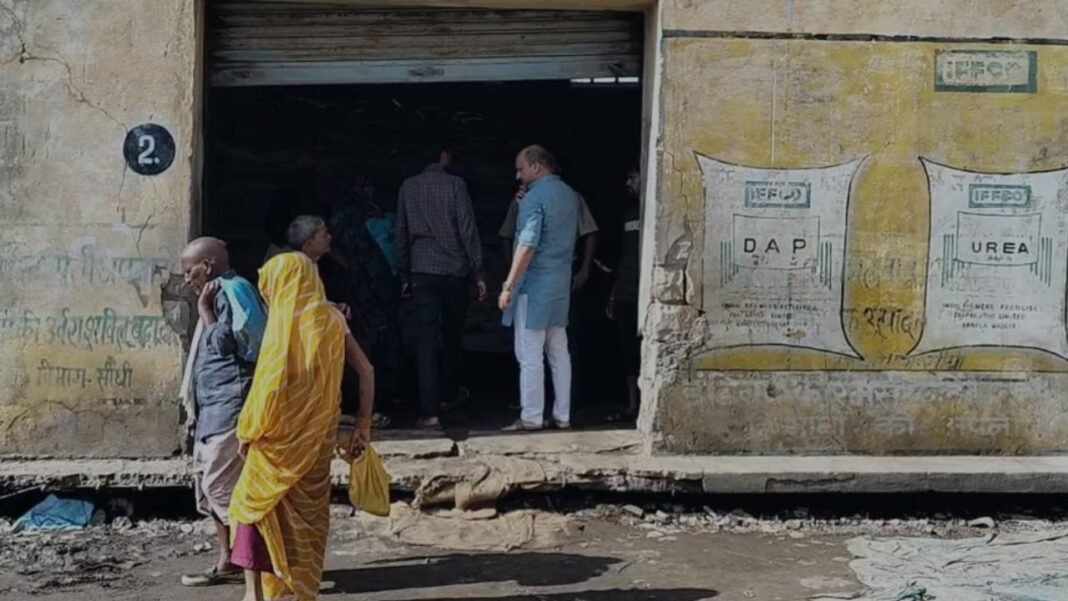 खाद की नई खेप से किसानों के चेहरे पर आई राहत, सिहावल में वितरण शुरू