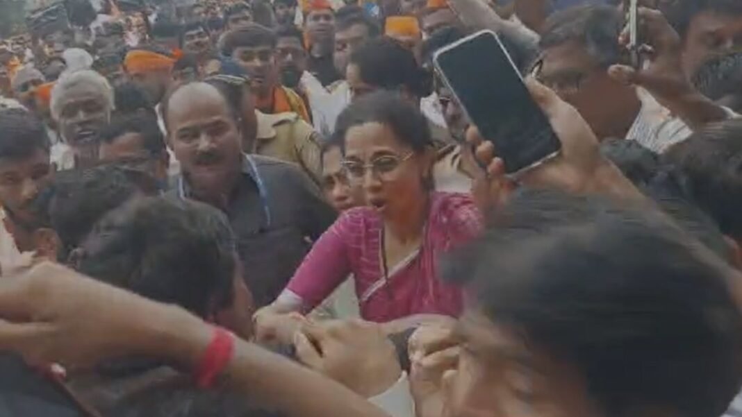 Maratha Reservation : सुप्रिया सुले घिरी भीड़ में, डिप्टी CM अपने कार्यक्रम रद्द कर लौटे
