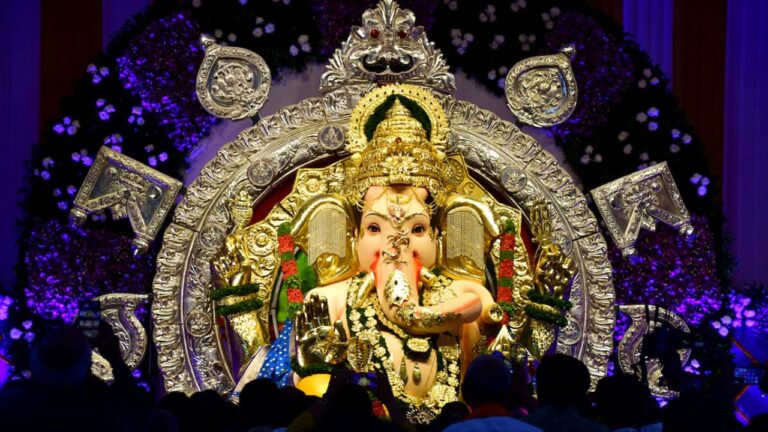 मुंबई का सबसे वैभवशाली गणपति मंडल : सोने-चांदी के गहनों में चमकता बप्पा, 474 करोड़ का बीमा कर बनाया इतिहास