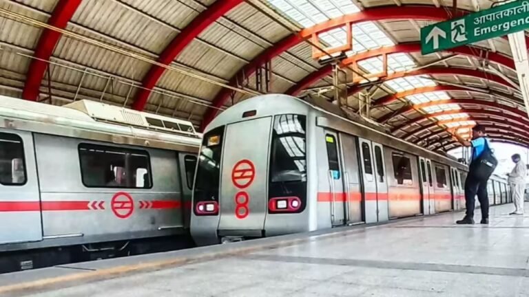दिल्ली में मेट्रो किराया बढ़ोतरी के खिलाफ छात्रों का जोरदार प्रदर्शन, तुरंत वापस लेने की मांग
