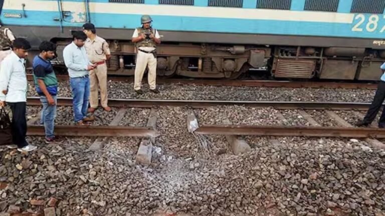 झारखंड : माओवादियों ने रेलवे ट्रैक उड़ाया, चक्रधरपुर मंडल में रेल परिचालन बाधित, सुरक्षा एजेंसियां अलर्ट