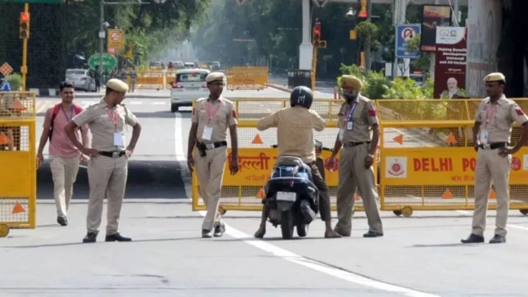 15 अगस्त से पहले दिल्ली में STF की बड़ी कार्रवाई, सरिता विहार से 10 सेमी-ऑटोमैटिक पिस्टल व मैगजीन बरामद