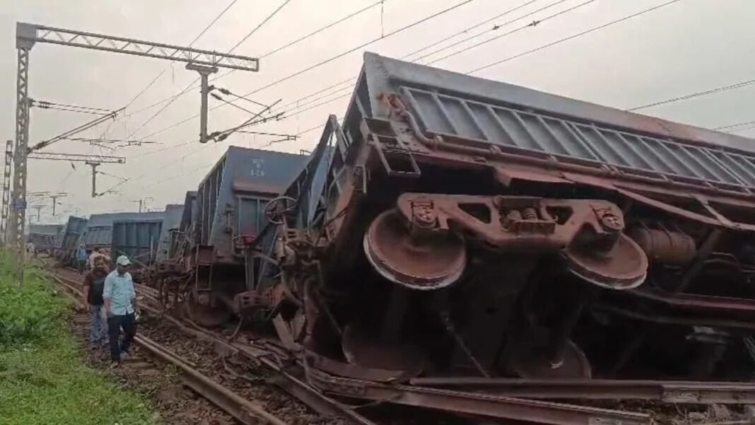 freight trains collided : झारखंड के चांडिल में दो मालगाड़ियां आमने-सामने टकराईं, अप-डाउन लाइन ठप
