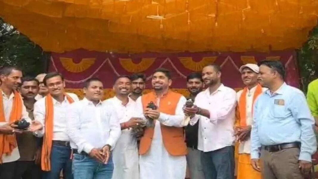 स्वतंत्रता दिवस समारोह में विवाद: मुख्य अतिथि ने छोड़े काले कबूतर, सोशल मीडिया पर वायरल वीडियो