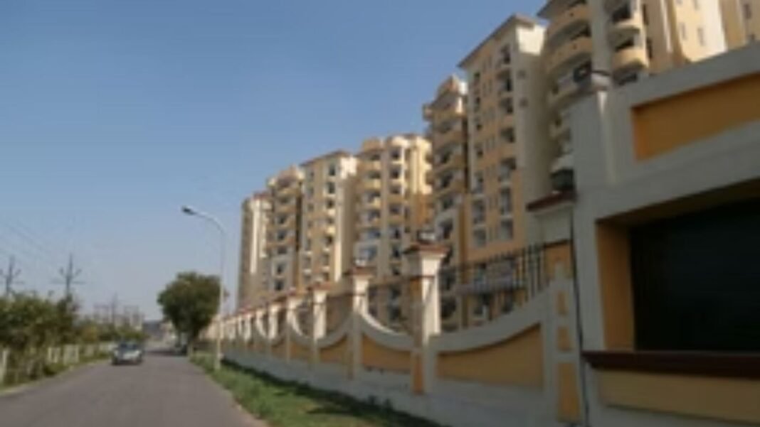 Tronica City : 18 साल का इंतजार – बुजुर्ग दंपति को आखिर मिला इंसाफ, सपनों का घर बना संघर्ष की कहानी