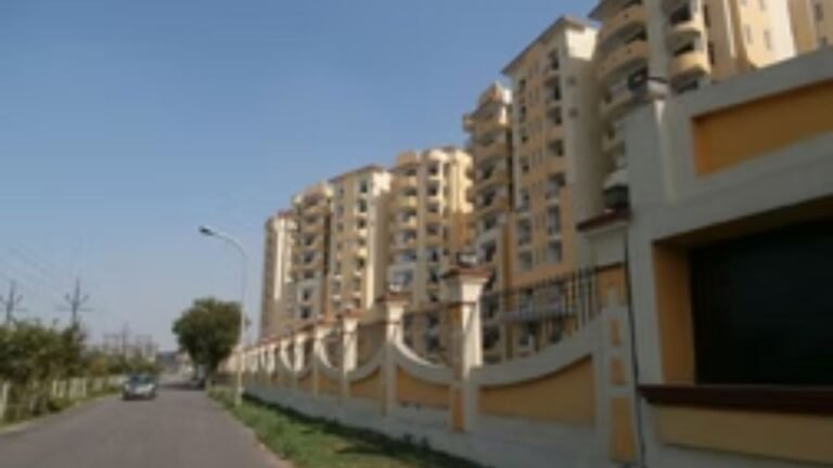 Tronica City : 18 साल का इंतजार – बुजुर्ग दंपति को आखिर मिला इंसाफ, सपनों का घर बना संघर्ष की कहानी