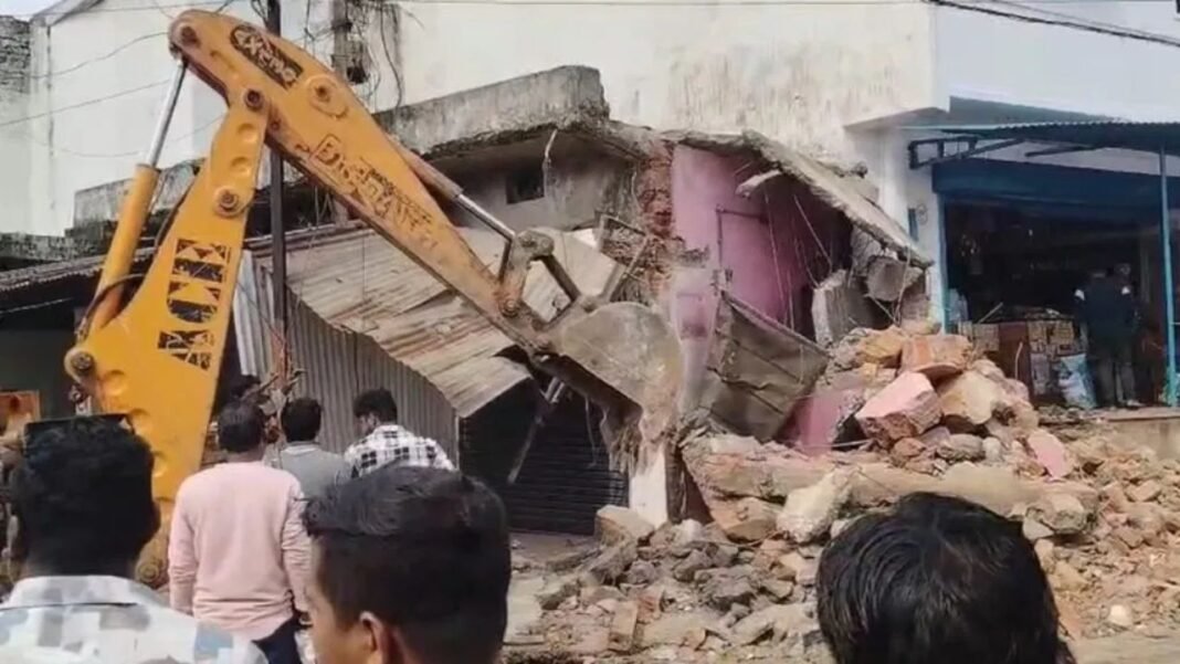 CG News : बुलडोजर कार्रवाई पर रायपुर में बवाल : अवैध कब्जे पर निगम का एक्शन, व्यापारियों ने लगाया पक्षपात का आरोप