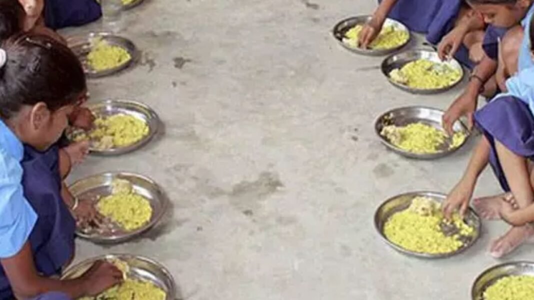 लच्छनपुर स्कूल में बच्चों को खिला दिया कुत्ते का जूठा खाना, लगाना पड़ा एंटी रेबीज इंजेक्शन – महिला समूह पर कार्रवाई