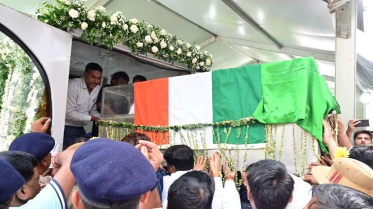 Shibu Soren : पंचतत्व में विलीन हुए गुरुजी, फूट-फूट कर रोते दिखे मुख्यमंत्री हेमंत सोरेन; चंपई सोरेन और अन्य नेताओं की भी छलकीं आंखें
