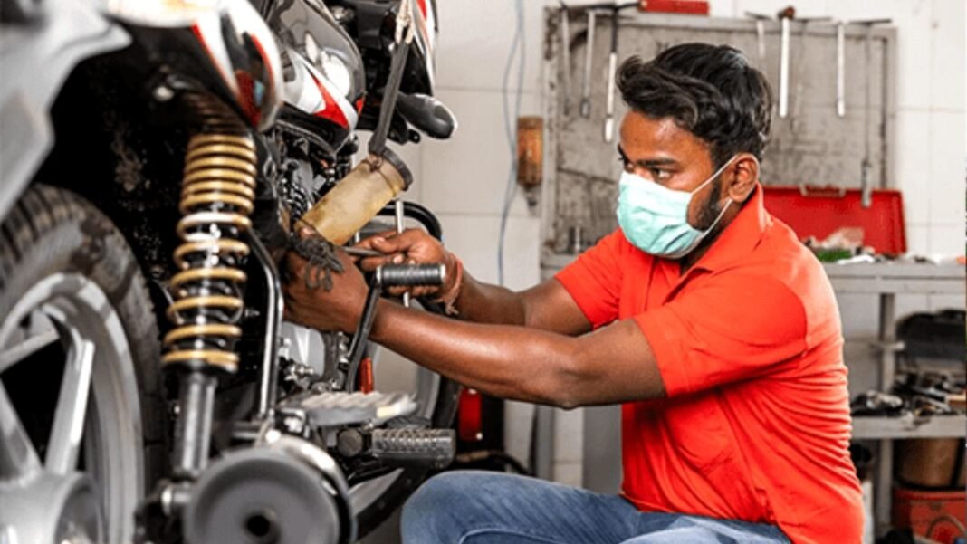 बाइक सर्विसिंग में ठगी से बचना है तो ध्यान रखें ये 5 ज़रूरी बातें…